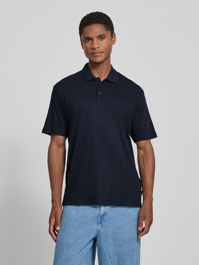 Männermodel trägt Regular Fit Poloshirt mit Knopfleiste von JACK & JONES Premium, Strukturmuster, Rückenlänge 75 cm, Ganzkörperansicht von vorne.