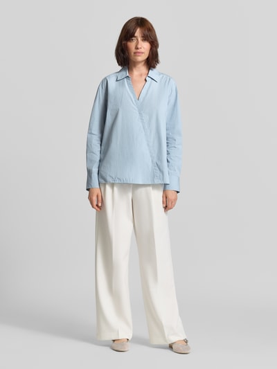 Frauenmodel trägt Regular Fit Bluse mit V-Ausschnitt von Closed aus reiner Baumwolle, hellblau, strukturierte Oberfläche, Ganzkörperansicht von vorne.