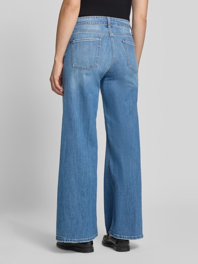 Kobieta prezentuje niebieskie jeansy Wide & Loose Fit Jeans aus Baumwoll-Mix Modell 'PALAZZO FLARE' od CAMBIO, widok całej sylwetki z tyłu. Kontekst: damskie jeansy Wide & Loose Fit od CAMBIO.