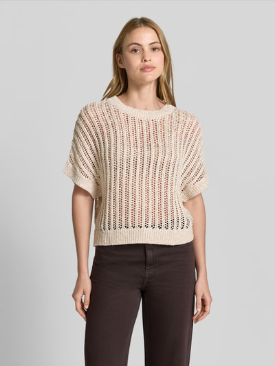 Frauenmodel trägt Strickpullover mit 1/2-Arm und Rundhalsausschnitt von Comma im Material-Mix mit Baumwoll-Anteil, Relaxed-Fit, Damen, cremefarben, grob gestrickte Struktur, Ganzkörperansicht von vorne.