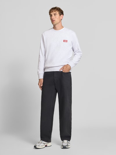 Männermodel trägt sweatshirt met labelprint Model 'RUSH' van JACK & JONES in katoenmix, los model, ronde hals, ribboorden, kleur lichtgrijs, Ganzkörperansicht von vorne