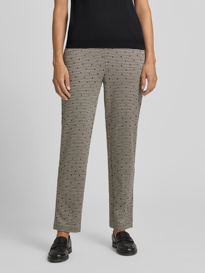 Frauenmodel trägt Slim Fit Hose mit Viskose-Anteil Modell 'Kate' von ICHI, gemustert, schwarz-beige, Detailaufnahme, Nahaufnahme Unterkörper. Damen Hose von ICHI, Elastischer Material-Mix mit Viskose-Anteil, Slim Fit, Eingrifftaschen, Bundweite bei Größe S: 37 cm, Innenbeinlänge bei Größe S: 74 cm.