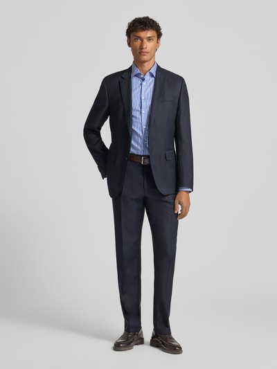Männermodel trägt Slim Fit Business Hemd aus Baumwolle mit Kentkragen von SEIDENSTICKER, gestreift, Ganzkörperansicht von vorne. Rückenlänge 77 cm, Schulterbreite 42 cm, Ärmellänge 65 cm, Knopfleiste, Herren Business-Hemd.