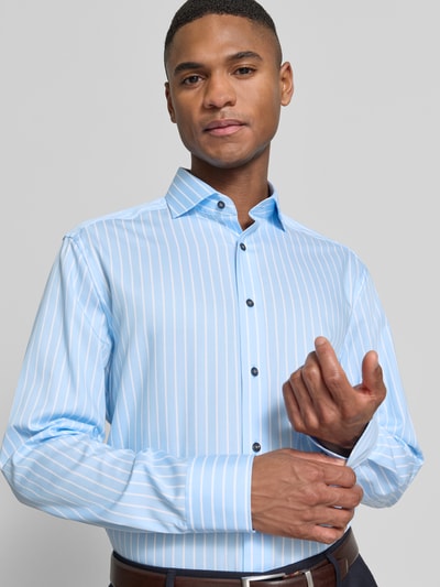 Männermodel trägt OLYMP Regular Fit Business-Hemd mit Streifenmuster Modell 'Royal Kent' aus reiner Baumwolle, Nahaufnahme Oberkörper.