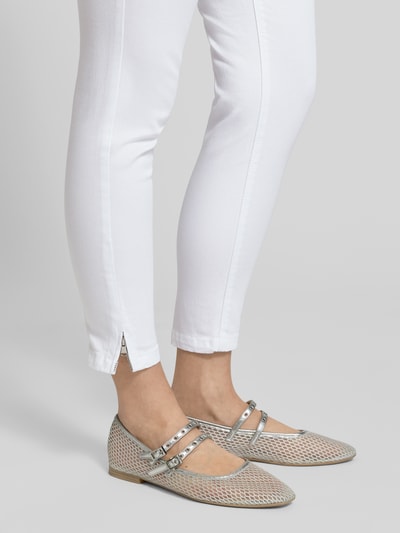 Frauenmodel trägt Jeans in 7/8-Länge Modell 'Italy' von Buena Vista aus Baumwoll-Mix mit Stretch-Anteil, Nahaufnahme Beine.