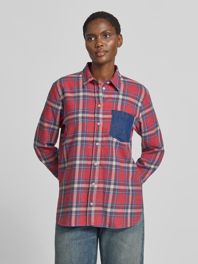 Vrouwenmodel draagt Regular Fit overhemdblouse met katoenmix van Emily Van den Bergh, ruitpatroon, borstzak, overhemdkraag, regular fit, met lange mouwen, knoopsluiting, ruglengte maat 36: 65 cm, mouwlengte maat 36: 59 cm. Ganzkörperansicht von voren.