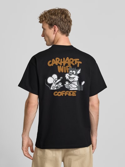 Männermodel trägt Regular Fit T-Shirt mit Motiv-Print auf der Rückseite von Carhartt Work In Progress, schwarze Baumwolle, Rundhalsausschnitt, Label-Detail, Ganzkörperansicht Rückansicht