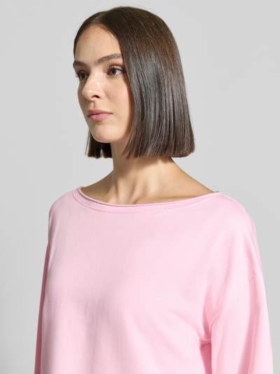 Frauenmodel trägt Relaxed Fit Pullover aus Baumwoll-Mix von Smith and Soul in Rosa, U-Boot-Ausschnitt, Statement-Stitching, Nahaufnahme Oberkörper.