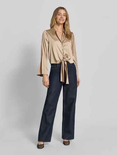 Frauenmodel trägt Regular Fit Langarmbluse mit Hemdblusenkragen Modell 'ERRIKA' von HUGO, Optik: Unifarben, Satin, Ganzkörperansicht von vorne.