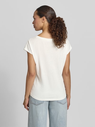 Frauenmodel trägt Regular Fit T-Shirt aus Viskose-Mix mit floralem Print von Christian Berg Woman in Creme, weiche Struktur, Ganzkörperansicht Rückansicht.