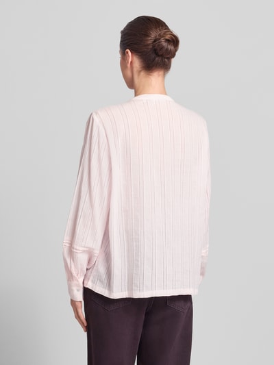 Modelka nosi Bluzę z Mao-Kragen i wzorem pointelle od Jake*s Casual z bawełny, krój loose fit, z długim rękawem, kolor jasnoróżowy, długość tyłu w rozmiarze 36: 62 cm, długość rękawa: 60 cm; widok pełnej sylwetki z tyłu.