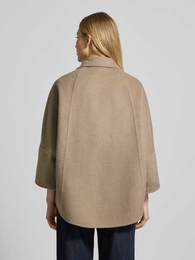 Frauenmodel trägt Relaxed Fit Jacke aus Woll-Mix mit Umlegekragen von Fuchs Schmitt in Beige, strukturierte Oberfläche, 3/4-Arm, Rückenlänge 73 cm, Schulterbreite 42 cm, Brustweite 56 cm, Ganzkörperansicht Rückansicht.