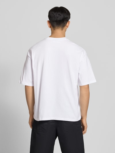 Männermodel trägt T-Shirt mit Logo- und Motiv-Print von REVIEW, Herren T-Shirt aus Reine Baumwolle, Loose-Fit, Ganzkörperansicht Rückansicht.