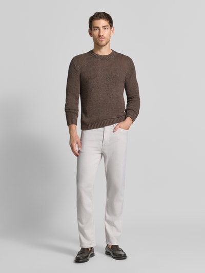 Męski model nosi Straight Fit Jeans aus Baumwoll-Leinen-Mix von Marc O'Polo, jasnoszare, jednolite, gładka faktura, Ganzkörperansicht von vorne.