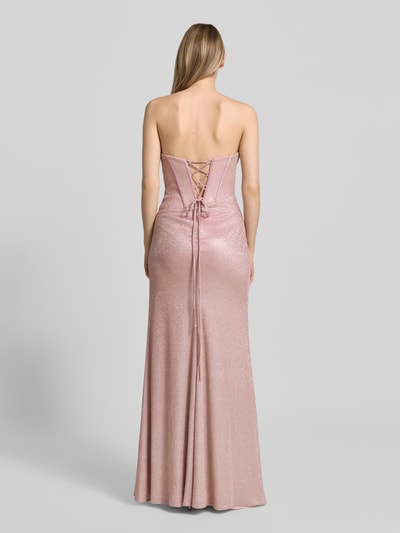 Frauenmodel trägt Maxikleid im Off-Shoulder-Look mit Drapierungen von Unique, schimmernd, taillierter Schnitt, Rückenansicht, Ganzkörperansicht Rückansicht.