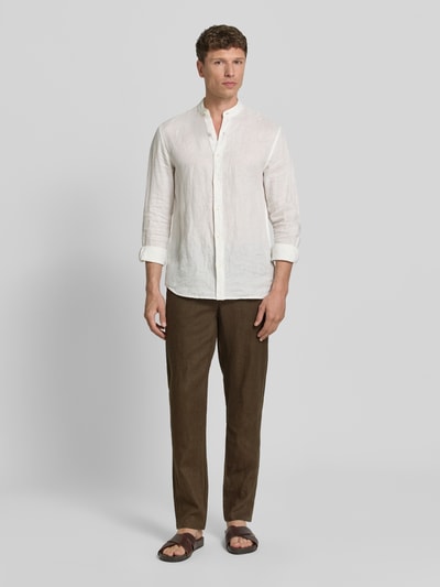 Männermodel trägt Leinenhose mit Eingrifftaschen Modell 'Pandrup' von Casual Friday, reine Leinen, Regular-Fit, Ganzkörperansicht von vorne.