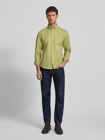 Męskimodel nosi Koszulę casualową z listwą guzikową od MCNEAL z bawełny, krój regular fit, kołnierzyk button down, całościowy widok z przodu.