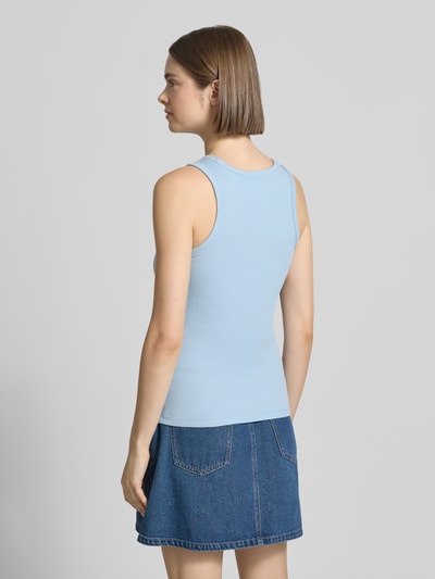 Frauenmodel trägt Slim Fit Top aus Baumwoll-Mix Modell 'MAY' von Pieces in Optik: Unifarben, Materialverarbeitung: Jersey, Ganzkörperansicht Rückansicht.