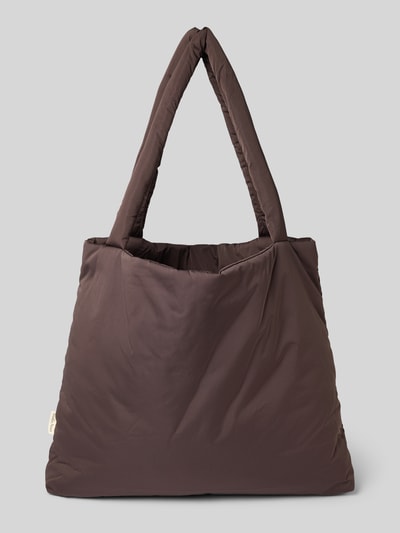 Produktfoto, Tote Bag mit Logo-Detail Modell 'Puffy' von Studio Noos in Braun, glatte Oberfläche, offene Form, breite Schulterriemen, rechteckig