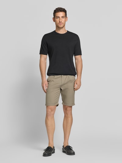 Männermodel trägt Chino Shorts mit Gesäßleistentaschen von Lerros in Beige, Baumwoll-Mix mit Stretch, Straight Fit, Ganzkörperansicht von vorne.