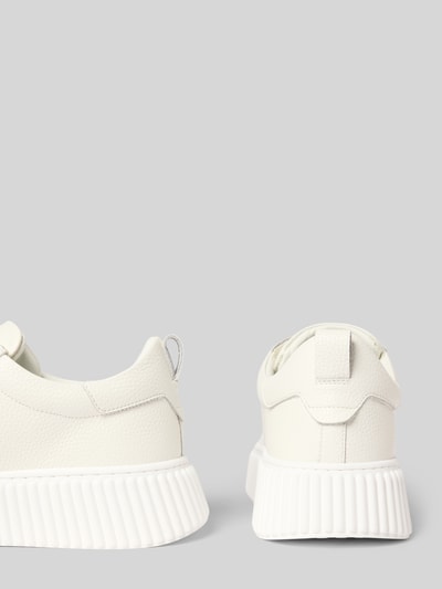Productfoto, heren sneakers van leer model 'HOPPER' van Antony Morato, afgeronde punt, vetersluiting, labeldetail, witte textuur, hakhoogte maat 44: 5 cm, schachthoogte: 8 cm, schachtbreedte: 7 cm