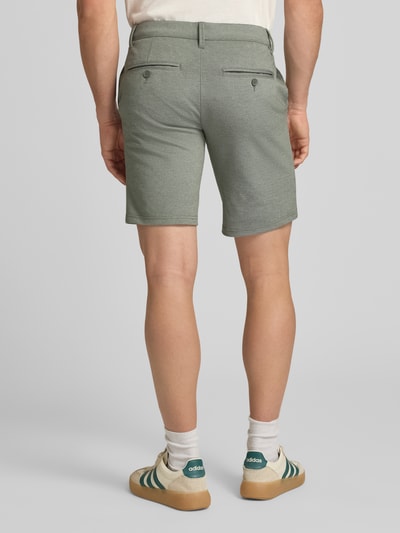 Männermodel trägt Regular Fit Chinoshorts aus Viskose-Mix Modell 'MARK' von Only & Sons, melanż, wpuszczane i tyle kieszenie, krój regular fit, aplikacja z metką, szlufki na pasek, zapięcie na guzik i zamek błyskawiczny, mieszanka wiskozy, Ganzkörperansicht Rückansicht.