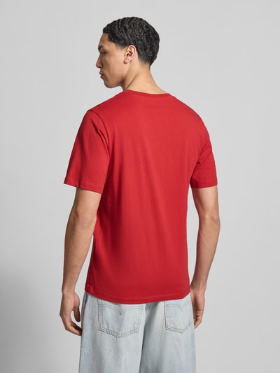 Männermodel trägt Regular Fit T-Shirt mit Logo-Print von JACK & JONES aus reiner Baumwolle in Rot, Ganzkörperansicht Rückansicht.