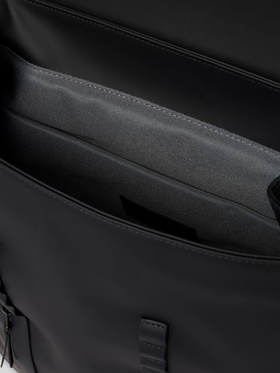 Produktfoto, Rucksack mit Logo-Detail Modell 'Spläsh 2.0' von GASTON LUGA in Schwarz-Grau, glatte Oberfläche, Hauptfach mit Überschlag, robuste Struktur, Rechteckform, Kontext: Herren Rucksack, 41x44x13 cm, verstellbare Schulterriemen, Länge 76 cm.