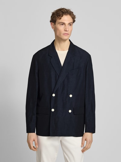 Männermodel trägt Sakko aus Viskose-Mix mit Pattentaschen von Emporio Armani in Dunkelblau, gerader Schnitt, Nahaufnahme Oberkörper