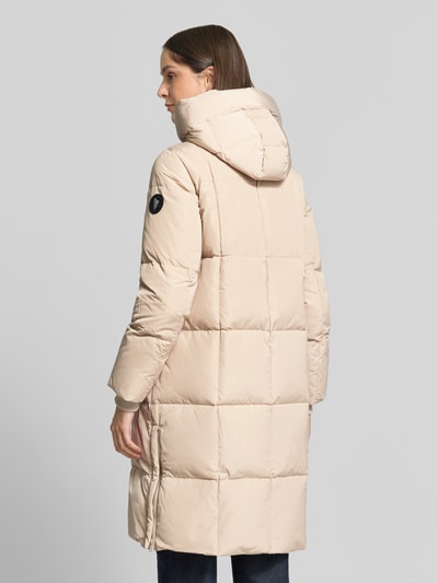 Frauenmodel trägt Regular Fit Mantel in Stepp-Optik Modell 'Nova' von MOS MOSH in Beige mit Kapuze und Taschen, Ganzkörperansicht Rückansicht. Rückenlänge bei Größe S: 102 cm, Schulterbreite: 42 cm, Brustweite: 46 cm, Ärmellänge: 64 cm.