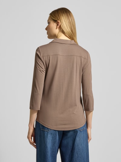 Modelka prezentuje Regular Fit Hemdbluse aus Viskose-Mix von Marc O'Polo, jednolity kolor, krój regular fit, kołnierzyk koszulowy, dekolt w serek, rękaw o dł. 3/4, dół lekko zaokrąglony, mieszanka wiskozy, widok całej sylwetki od tyłu.