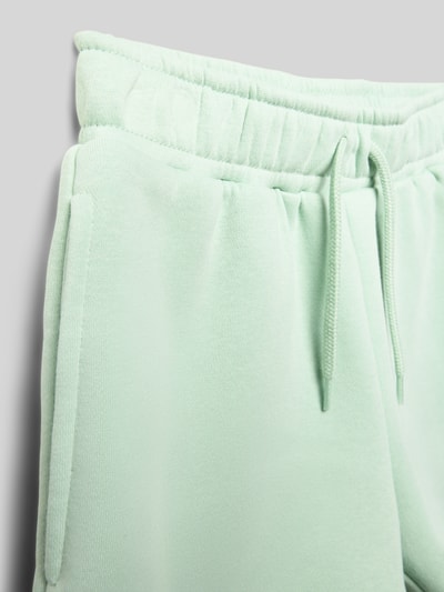 Produktfoto, Loose Fit Sweatshorts aus Baumwoll-Mix Modell 'Sweat' von Only in Mintgrün, unifarben, Sweat-Textur, seitlich eingreifbare Taschen, elastischer Bund mit Tunnelzug, Kinderkleidung.
