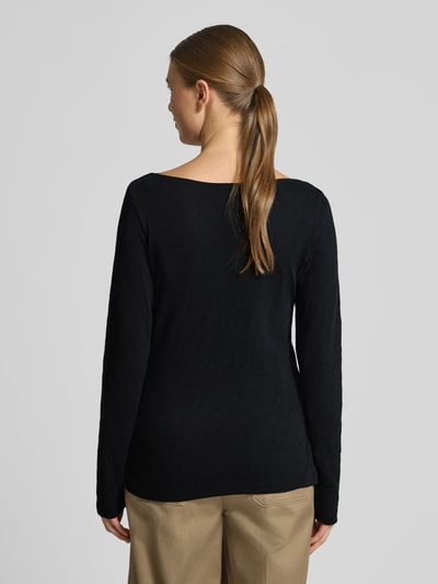 Vrouwenmodel draagt Longsleeve uit biologische katoen van MARC O’POLO, smalle pasvorm, slub jersey, rugaanzicht volledig lichaam.