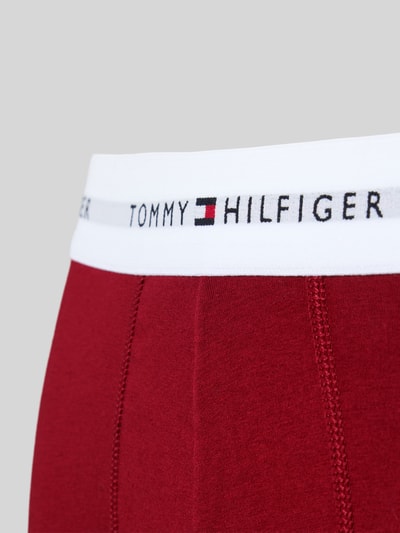 Männermodel trägt Trunks aus Baumwoll-Mix im 3er-Pack von Tommy Hilfiger, unifarben, elastischer Bund mit Label-Schriftzug, Nahaufnahme Oberkörper.