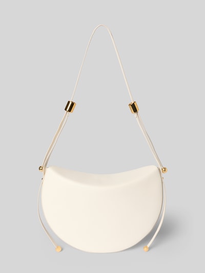Produktfoto, cremefarbene Handtasche aus Leder mit Label-Detail von FURLA, Magnetverschluss, goldene Akzente, glatte Textur, dezenter Schulterriemen, Maße 29x26x3 cm, Länge Schulterriemen 40 cm.