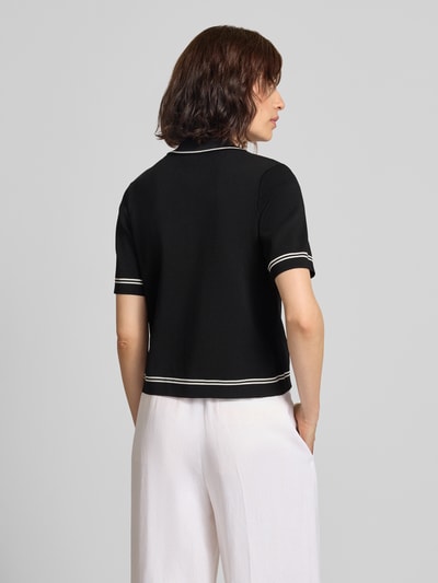 Frauenmodel trägt Cardigan aus Viskose-Mix mit 1/2-Arm von Jake*s Collection, schwarz mit Kontraststreifen, Rückenansicht.