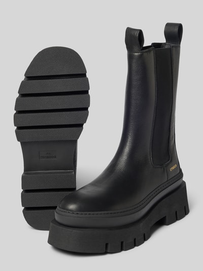 Produktfoto, schwarze Stiefel aus echtem Leder mit Logo-Detail von Copenhagen, abgerundete Passform, profilierte Sohle, Absatzhöhe 5 cm, Schafthöhe 24 cm, Schaftweite 12 cm