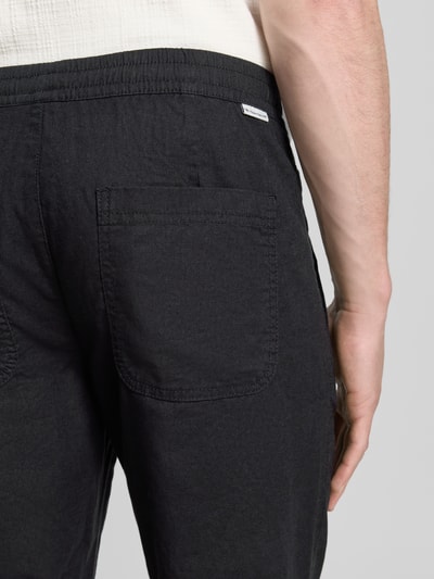 Männermodel trägt Gerade Hose aus Leinen-Baumwoll-Mix von Tom Tailor, look: effen, pasvorm: recht, achterzak, labelpatch, detailopname rug