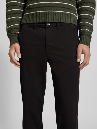 Männermodel trägt schwarze Straight Fit Chino mit Gesäßtaschen Modell 'Stollie' von JACK & JONES, Baumwoll-Mix, Nahaufnahme Oberkörper.