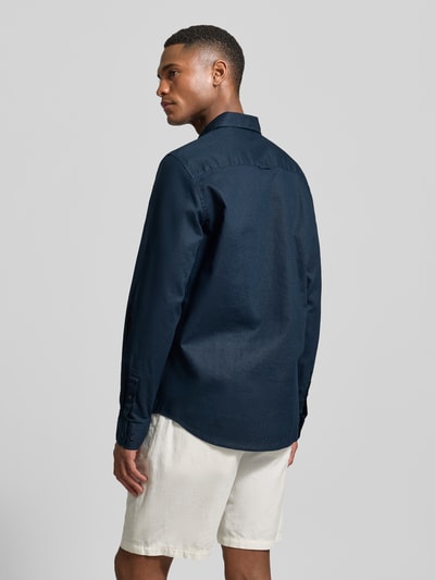 Męskimodel nosi Regular Fit Freizeithemd mit Leinen-Anteil von Matinique, mieszanka lnu i bawełny, krój regular fit, kołnierzyk typu button down, listwa guzikowa, brustasza, długość tyłu w rozmiarze M: 64 cm, szerokość w rozmiarze M: 43 cm, długość rękawów w rozmiarze M: 68 cm, ciemnoniebieski kolor, prosty materiał, widoczna struktura, widok tyłu całej sylwetki.