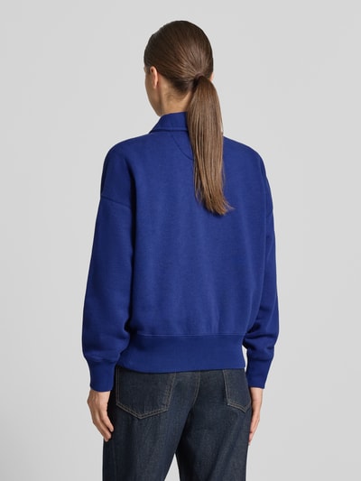 Frauenmodel trägt Loose Fit Sweatshirt aus Baumwoll-Mix von Polo Ralph Lauren in Dunkelblau, strukturierte Oberfläche, Ganzkörperansicht Rückansicht. Damen Sweatshirt von Polo Ralph Lauren