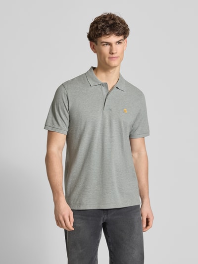 Männermodel trägt Regular Fit Poloshirt mit Label-Stitching von Carhartt Work In Progress in Grau, Baumwolle, Ganzkörperansicht von vorne.