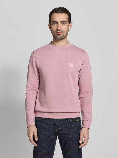 Männermodel trägt Regular Fit Sweatshirt aus reiner Baumwolle Modell 'WESTART' von BOSS Orange, Optik: Unifarben, Nahaufnahme Oberkörper.