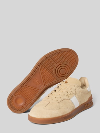 Produktfoto, Sneaker aus Leder mit Schnürung Modell 'HERITAGE AERA' von Polo Ralph Lauren, beżowy kolor, zaokrąglony nosek, biała wstawka, detale z logo, gumowa podeszwa, wysokość obcasa w rozmiarze 40: 4 cm, wysokość cholewki w rozmiarze 40: 6 cm, szerokość w rozmiarze 40: 6 cm, tekstura zamszu