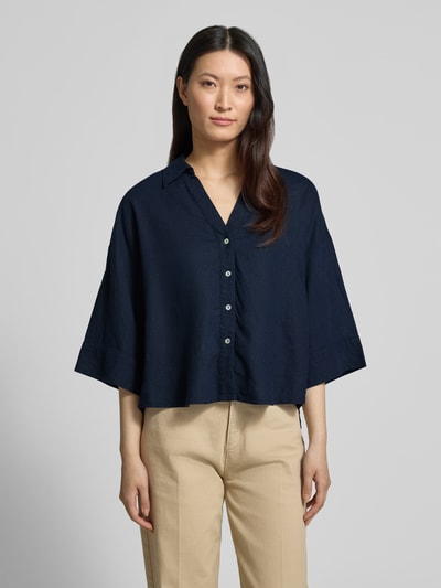 Frauenmodel trägt dunkelblaue Boxy Fit Bluse mit V-Ausschnitt Modell 'Lava' von FREE/QUENT, Leinen-Viskose-Mix, Ganzkörperansicht von vorne.