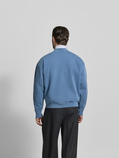 Männermodel trägt Regular Fit Sweatshirt mit Logo-Detail von Dsquared2 aus reiner Baumwolle in Blau, Rückenlänge 64 cm, Ganzkörperansicht Rückansicht.