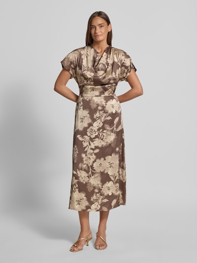 Vrouwenmodel draagt Midikleid aus Viskose mit Wasserfall-Ausschnitt van Jake*s collectie, zuiver viscose, a-lijn, all-over look, cascadehals, ruglengte maat 36: 129 cm, borstwijdte maat 36: 40 cm, mouwlengte maat 36: 16 cm, volledig lichaamsaanzicht van voren.