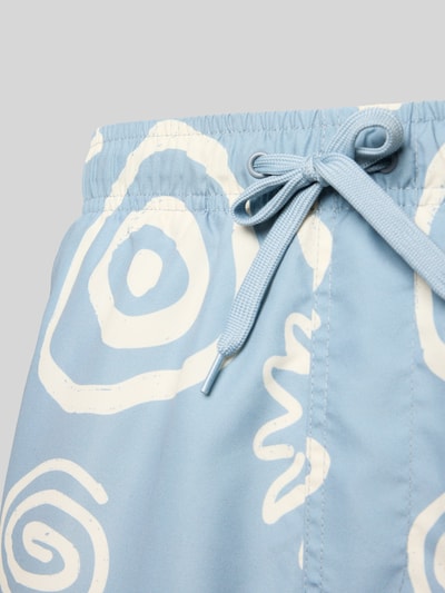 Produktfoto, Badehose mit Allover-Muster Modell 'PRINT' von Only & Sons, hellblau mit weißen, abstrakten Formen, elastischer Bund mit Tunnelzug, seitliche Eingrifftaschen, feine Struktur