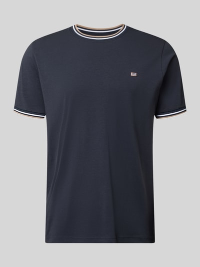 Produktfoto, T-Shirt mit Kontraststreifen und Rundhalsausschnitt von Christian Berg Men im Regular Fit aus Baumwoll-Elasthan-Mix, dunkelblau mit weißen Kontraststreifen am Kragen und den Ärmeln, glatte Textur, Rückenlänge bei Größe M 71 cm.