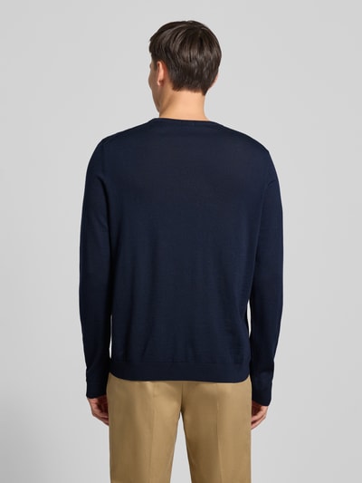 Männermodel trägt Longsleeve aus Schurwolle Modell 'Leno' von BOSS in Dunkelblau, Melierte-Optik, Körpernaher-Schnitt, Rückansicht Ganzkörperansicht
